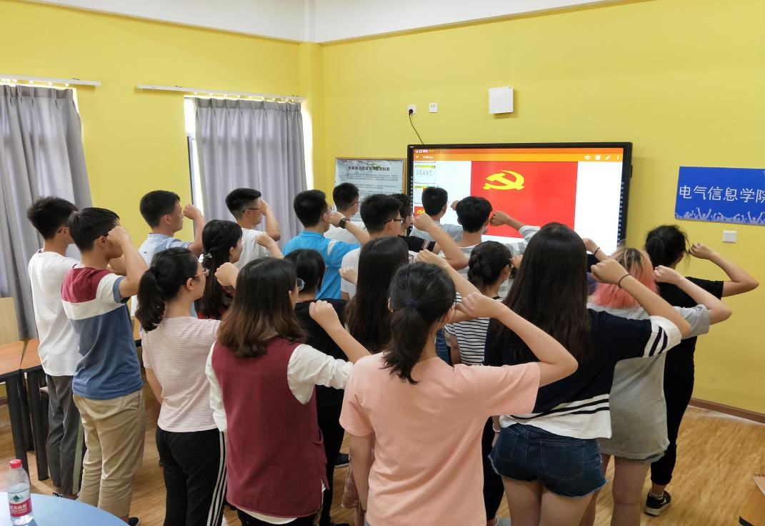 全体成员面对党旗宣誓 全体成员面对党旗宣誓